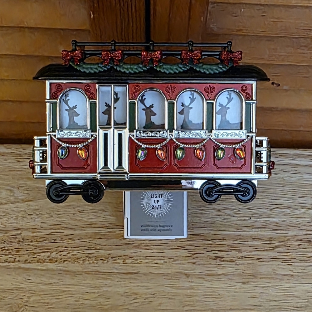 NWT Bath & Body Works Reindeer Trolley Wallflowers Projector Plug (White Barn)